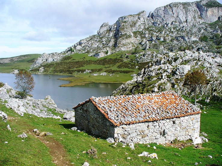 Pohľad z chodníka na jazero Lago de Ercina (autor foto: Vladimír Kobza)