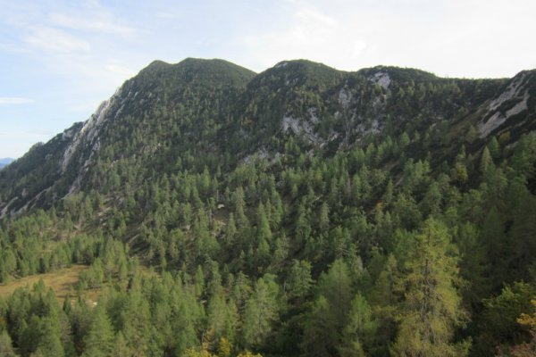 Pohľad na hrebeň Sengsengebirge so Schillereckom z cesty pod sedlom Auf der Hutn