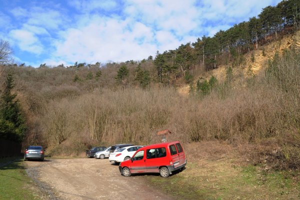 Parkovanie na začiatku doliny Hlboče