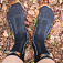 Ponožky sú asymetricky tvarované a preto majú označenie, ktorá patrí na pravú (R) a ktorá na ľavú (L) nohu