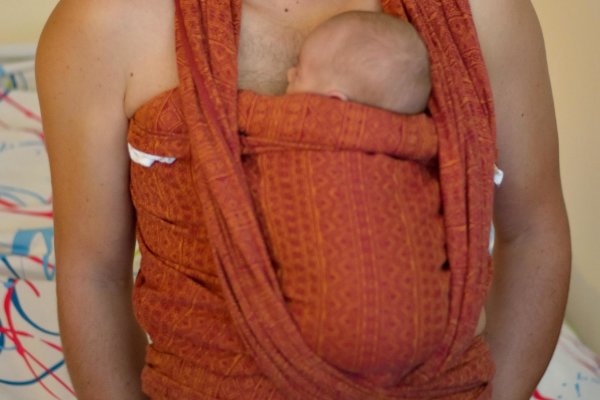 Nosenie novorodenca v šatke  - nožičky sú schované na žabičku, hlava podopretá vytvoreným golierikom