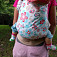Nosenie na chrbte v nociči mei tai, chrbátik dieťaťa je podsadený, zaguľatený a kolienka sú vyššie než zadoček