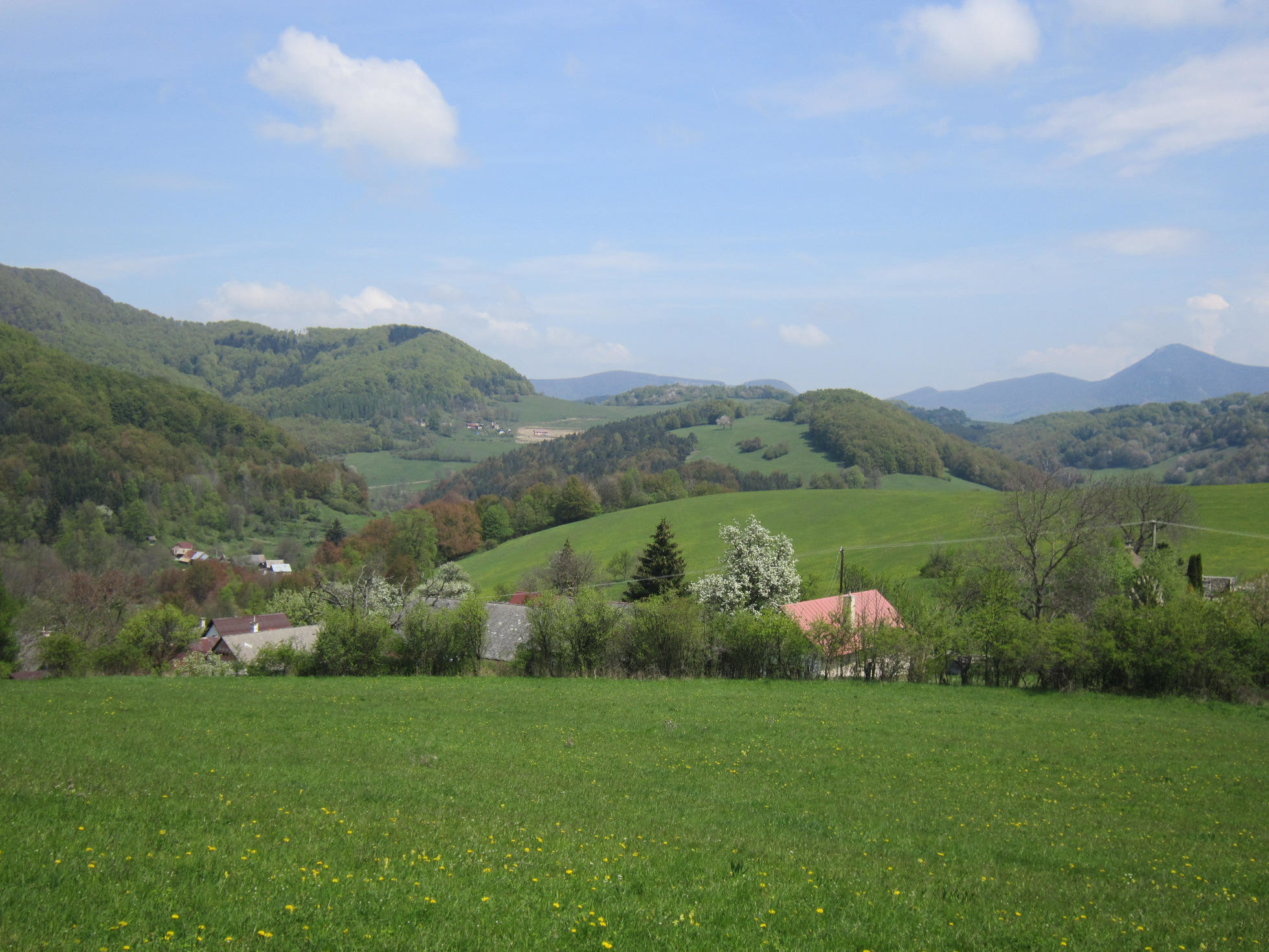Pohľad z lúk nad osadou Javorčekovci