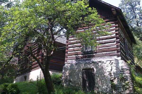 Krásne zachované drevene domy smerom na Pilhovčík