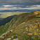 Výhľad zo Skalky na skalnaté svahy a vzdialené Slovenské rudohorie