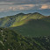 Osvetlený hrebeň Bôru a Zákľuk, nad ním v oblakoch Západné Tatry