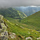 Výhľad do Vajskovskej doliny a na oblačnosť visiacu nad horami
