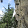 Fallbach Klettersteig, na stene lano a za ním vodopád