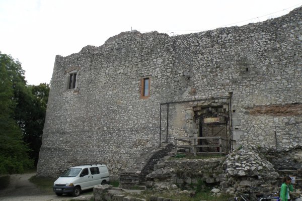 Várgestes - hrad a turistická ubytovňa