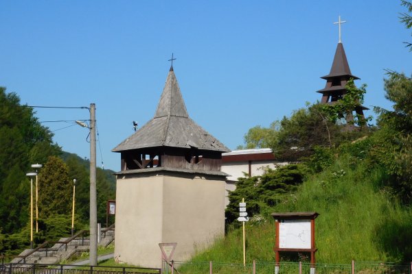 Zvonica a kostol v Zlatej Bani
