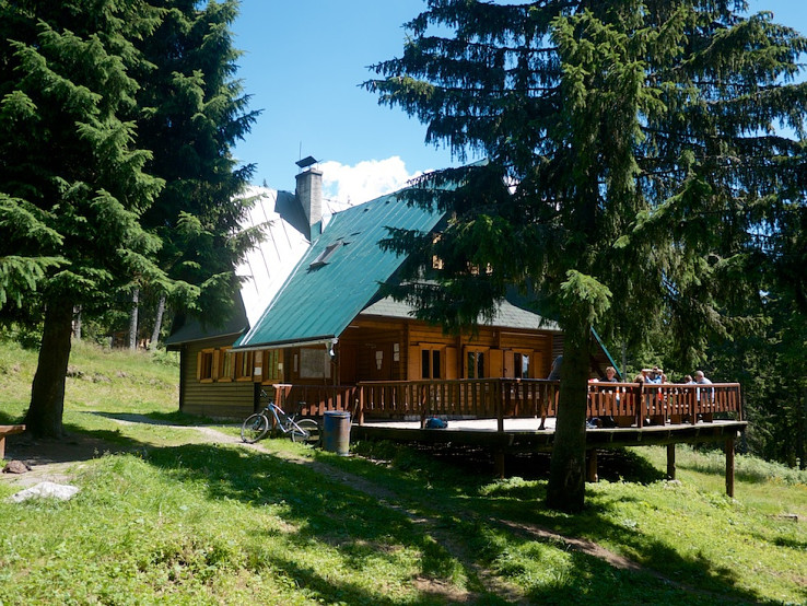 Chata pod Náružím sa nachádza na krasovej planine Červenec