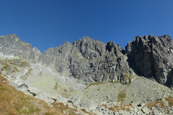 Karbunkulový hrebeň - pohľad z Malej Zmrzlej doliny (vpravo Jastrabie veža, uprostred Predný Kopiniak, vľavo Kolový štít)