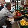Trhovisko v Tbilisi, kupujeme si ovocnú kožu