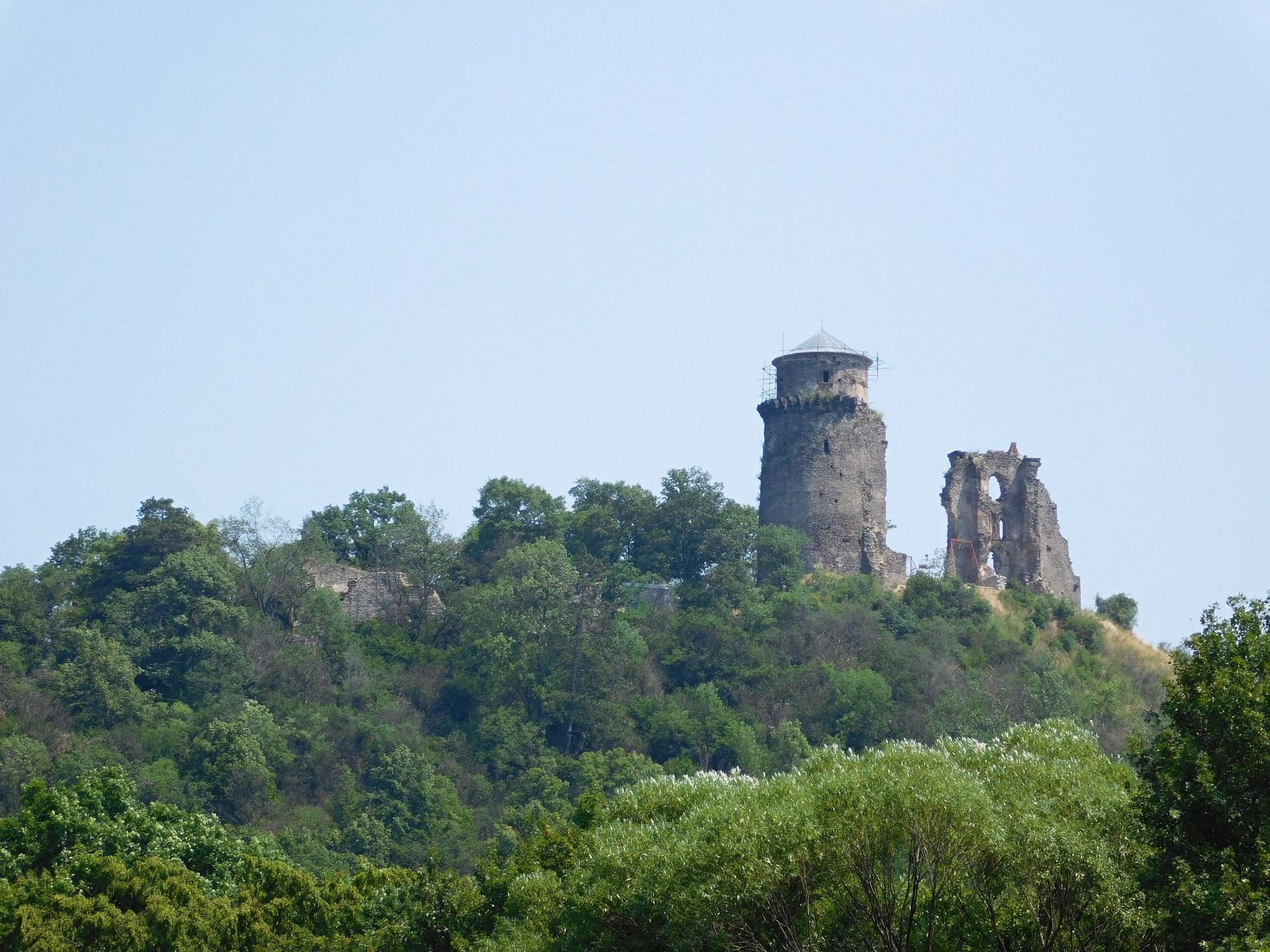 Hradné zrúcaniny Slanského hradu od Trstinového jazera