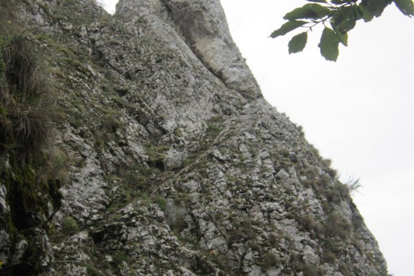 Špicatá skalná vežička pred Partizánskou jaskyňou