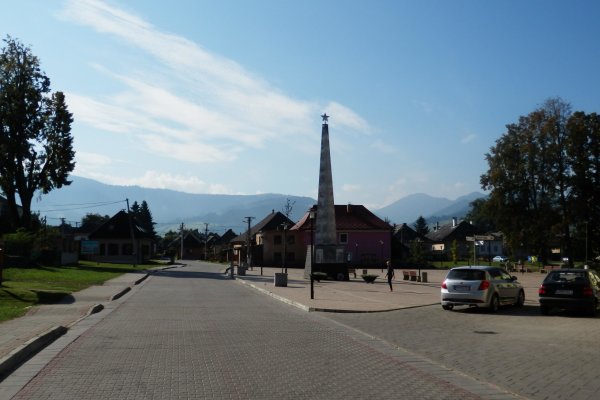 Pamätník na námestí (za ním vľavo Predná Magura)