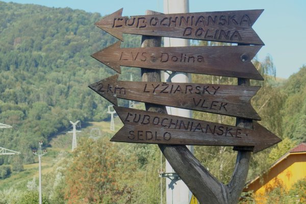 Drevené smerovníky, odbočujeme do Ľubochnianskej doliny