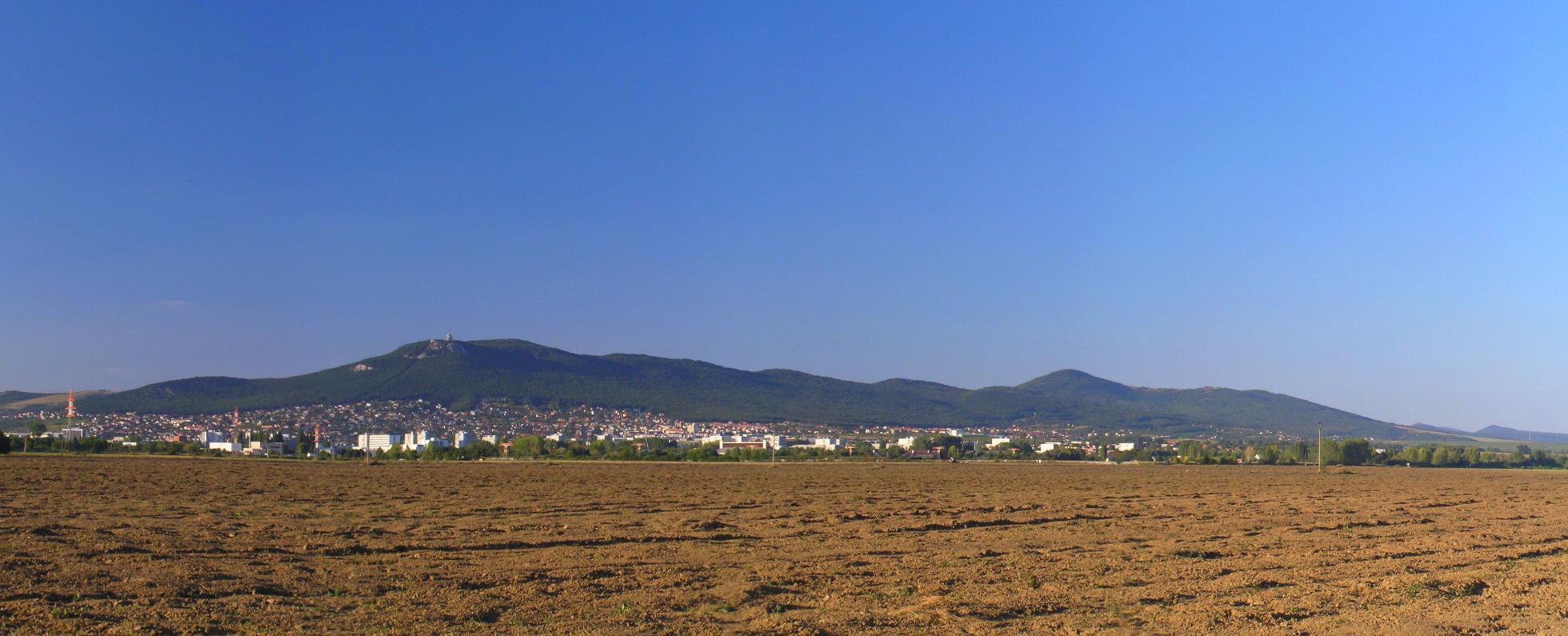 Nitra s panorámou Zobora a Žibrice z roku 2006 ešte bez rýchlostnej cesty PR1BINA