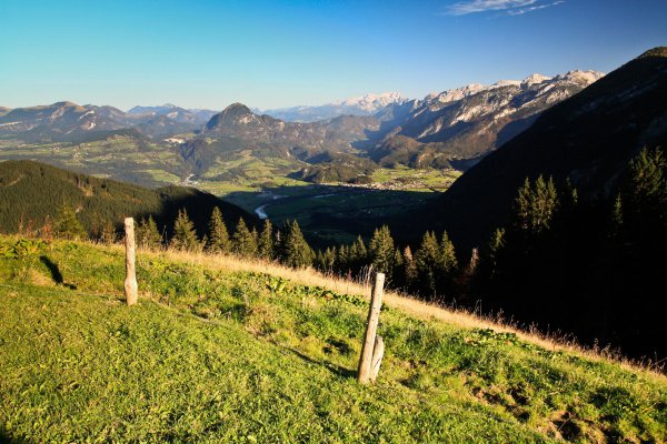 Neskoré poobedie nad údolím s výhľadmi na Tennengebirge a Dachstein