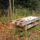 Nová lavička pri ceste, treba ísť za ňu dole do lesa (autor foto: Lukáš Varšík)