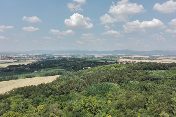 Pohľad z Vápnika (Šiklóš) na Levice a Štiavnické vrchy