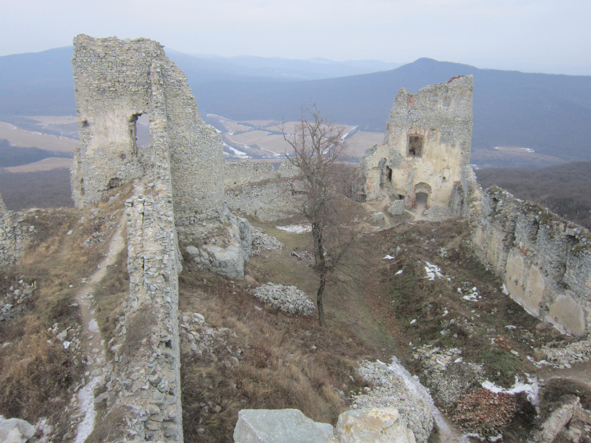 Pohľad na zrúcaninu Jelenca (Gýmeš) z hradnej veže