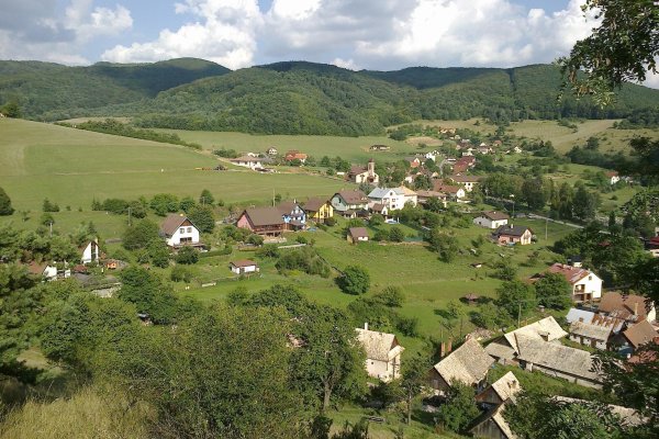Dedina Podzámčok ako na dlani, smer nášho pochodu k horám, za kostolom doľava