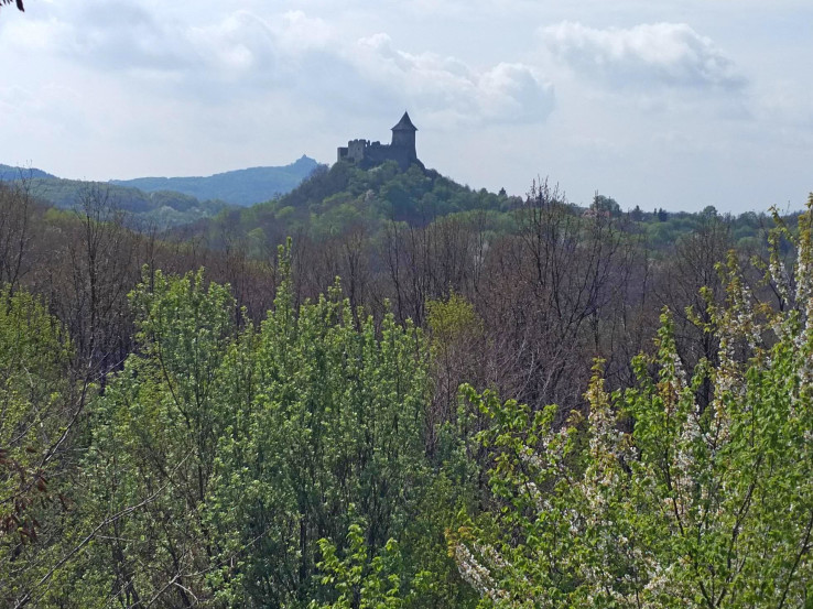 Výhľad z rozhľadne na hrady Šomoška a Šalgó
