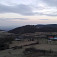V strede kopec Stráň s kalváriou nad Hrušovom, vzadu Juhoslovenská kotlina s obzorom nad Maďarskom, presnejšie pohorím Börzsöny (Novohradské vrchy)