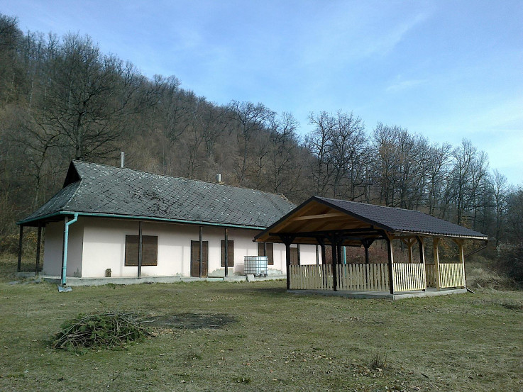 Altánok pri poľovníckej chate PZ Podskalka Príbelce