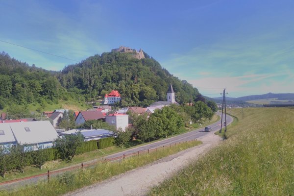 Považský hrad Bystrica a kaštiele z hrádze Hričovského kanála