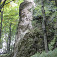 Jedna zo skalných veží schovaných v lese