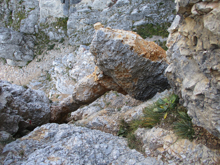 Pohľad zhora na skalný oblúk na Akademikersteigu