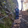 Začiatok zostupovej trasy s drevenými schodíkmi (autor foto: Róbert Verseghy)
