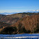Pohľad zo Suchinca do Poráčskej doliny, nad ňou obec Poráč, v strede Vysoký vrch