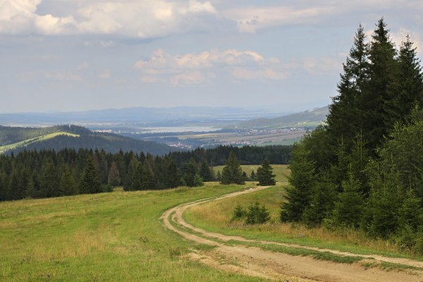 Kraj nad Lokcou, v pozadí Oravská priehrada