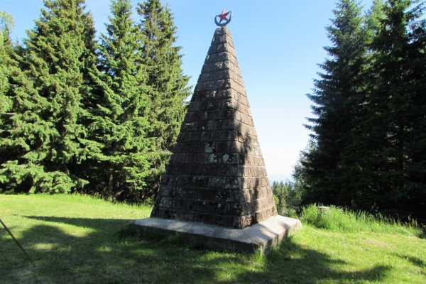 Pamätník padlým počas 2. svetovej vojny pod Prednou Poľanou