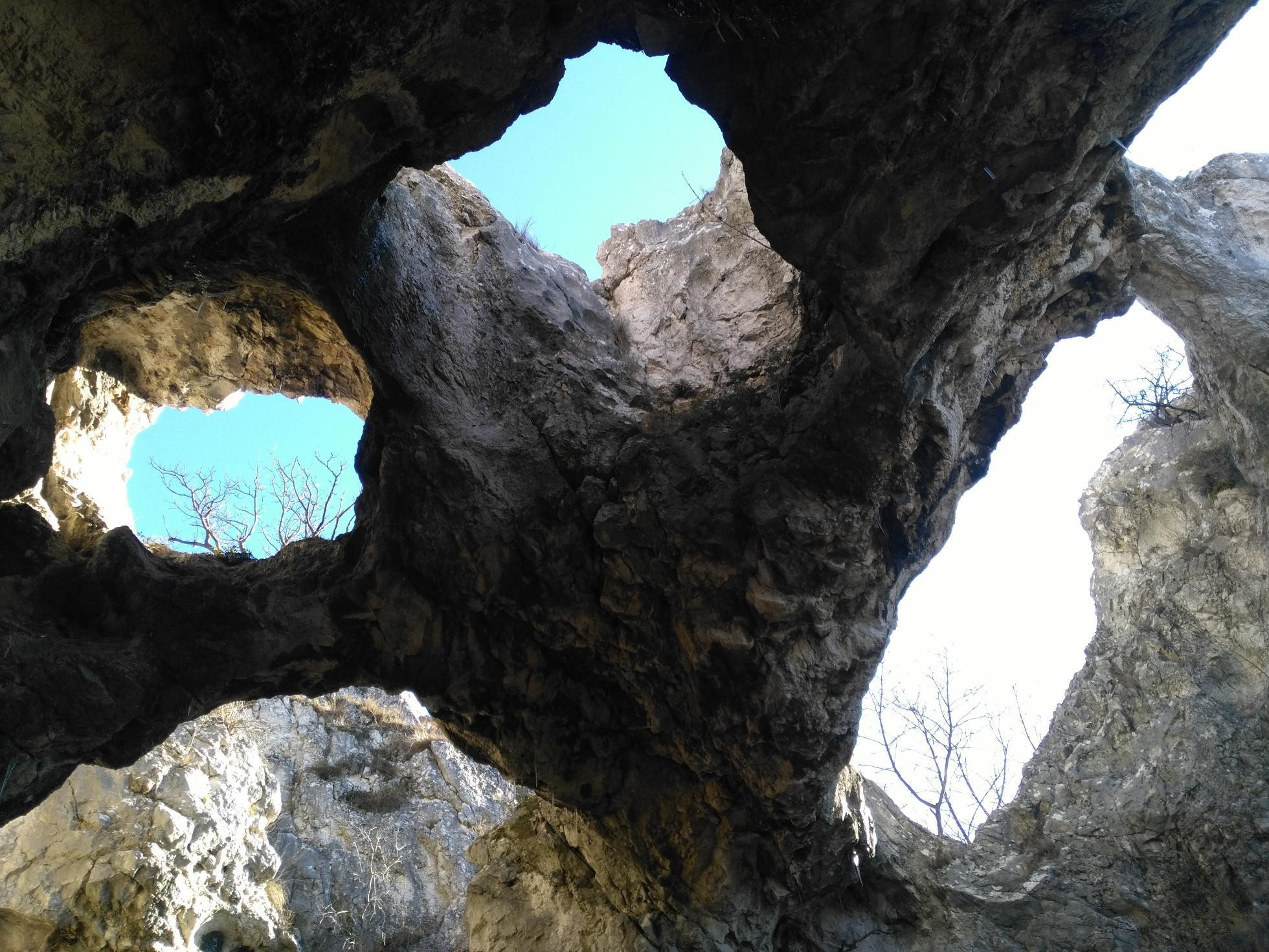 Nádherná okienková klenba jaskyne