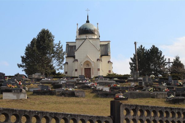 Révayovská hrobka na jar 2015