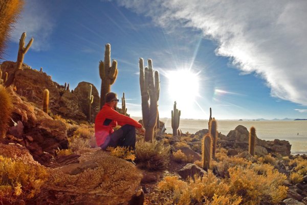 Západ slnka pod 10-metrovými kaktusmi, Salar de Uyuni, Bolívia (autor foto: Viktor Varga)