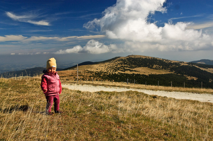 Dita pózuje na vrchole Hochwechselu, v pozadí Niederwechsel