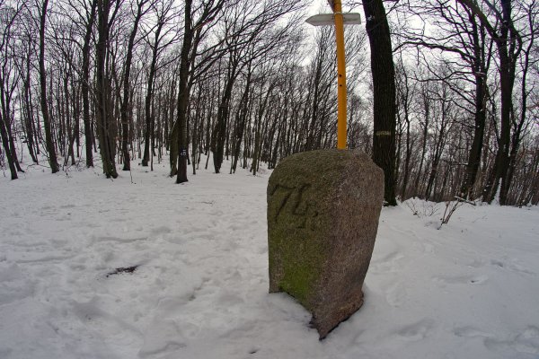 2. hraničný kameň, zreteľne je vidieť číslo 74, na pozadí vrchol Malej Bane
