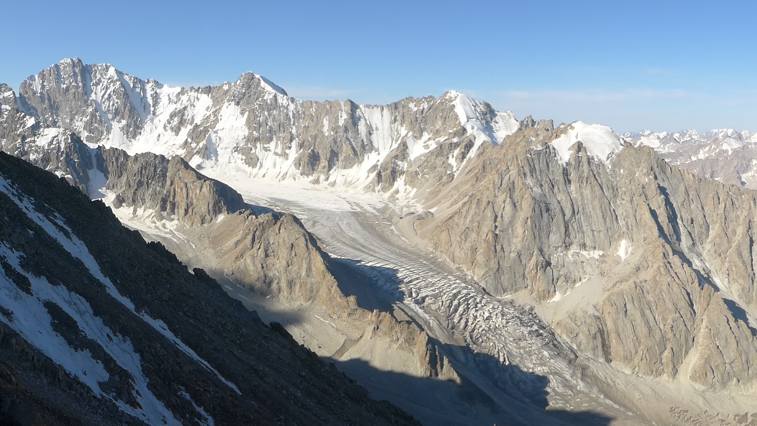 Počas výstupu na Pik Učiteľ - Výhľad na ľadovec Ak Sai