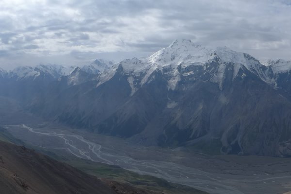 Pohľad zo sedla Ťuz na ľadovec Inylček a päťtisícovku Pik Nansena nad ním