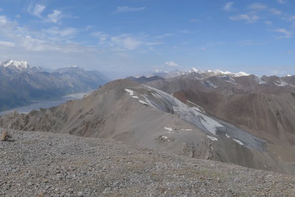 Výhľad z bezmennej štvortisícovky susediacej so sedlom Ťuz. Na ľavej strane sa tiahne spodná časť doliny ľadovca Inylček.