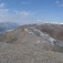 Výhľad z bezmennej štvortisícovky susediacej so sedlom Ťuz. Na ľavej strane sa tiahne spodná časť doliny ľadovca Inylček.