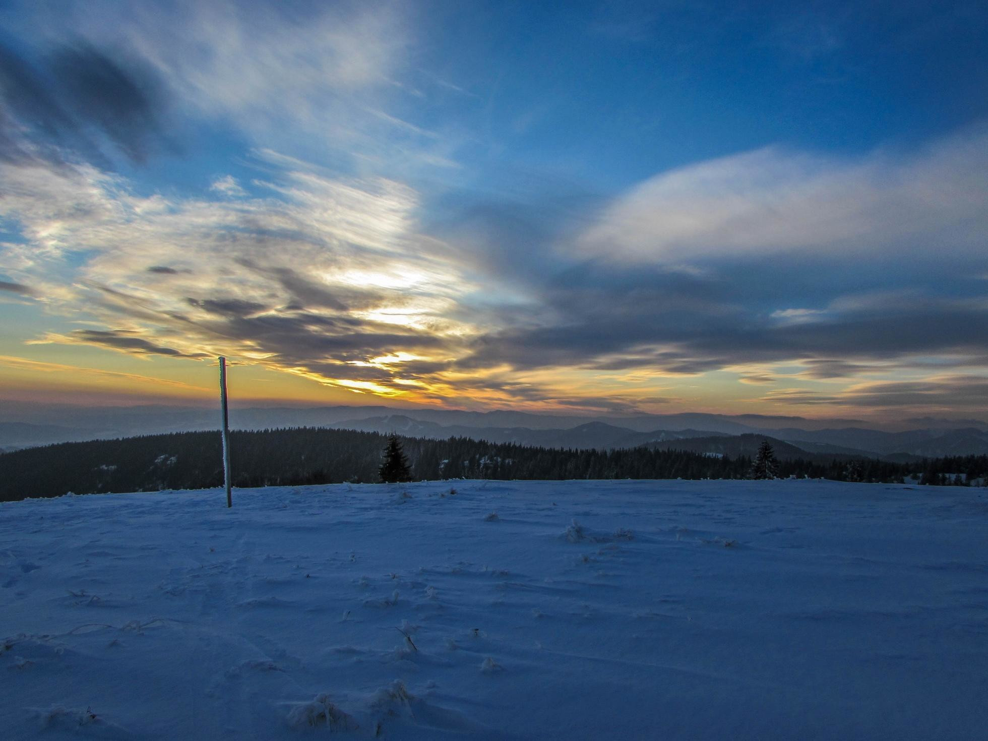 Západ slnka nad Kremnickými vrchmi pohľad z vrcholu Kečka v Starohorských vrchoch