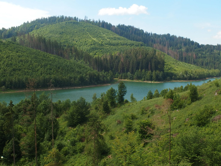 Prvé rameno členitej vodnej nádrže Nová Bystrica 
