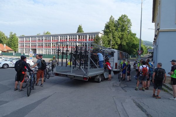 Nakladanie bicyklov na Striebornom námestí