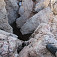 Pohľad dolu ferratou Crete Rosse z vklineneho balvanu